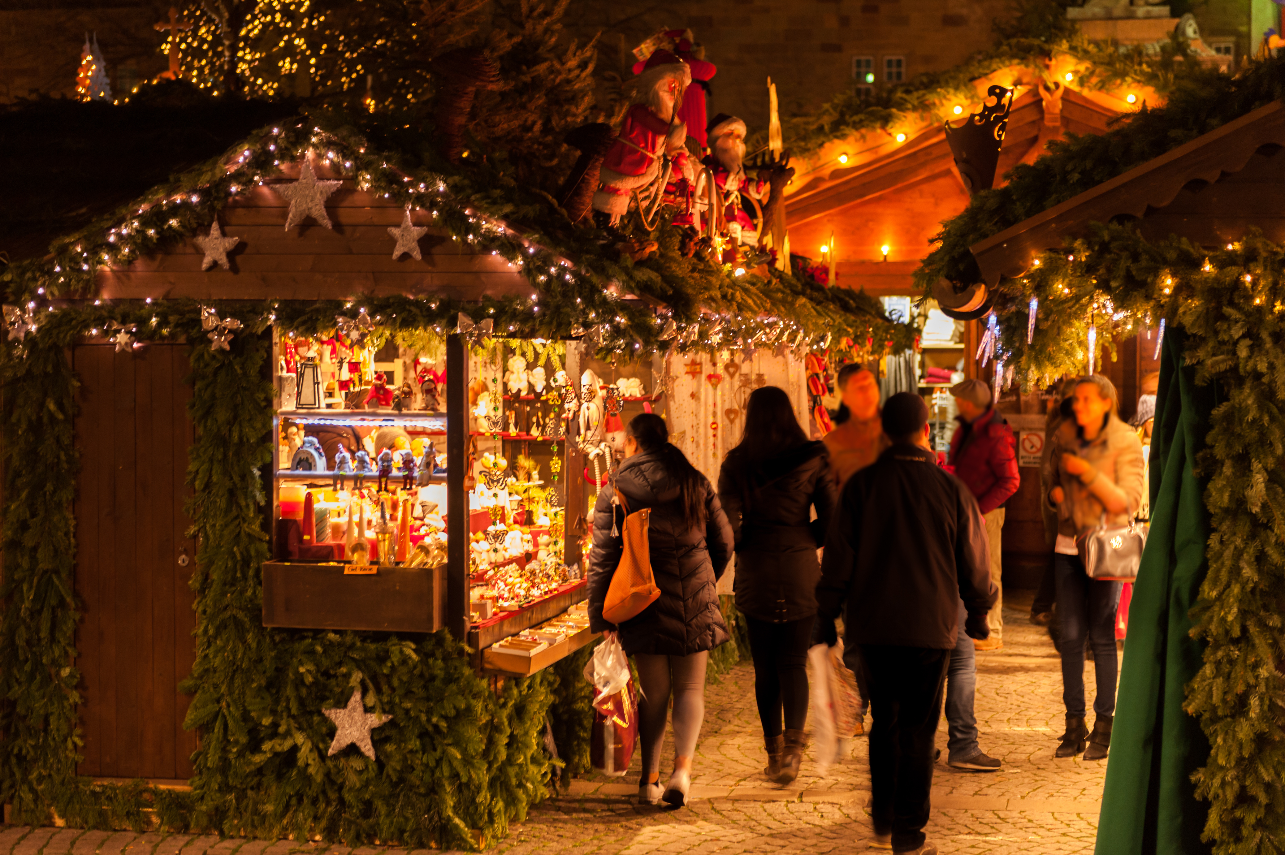 Weihnachtliche Hütten und Verkaufsstände des Stuttgarter Weihn